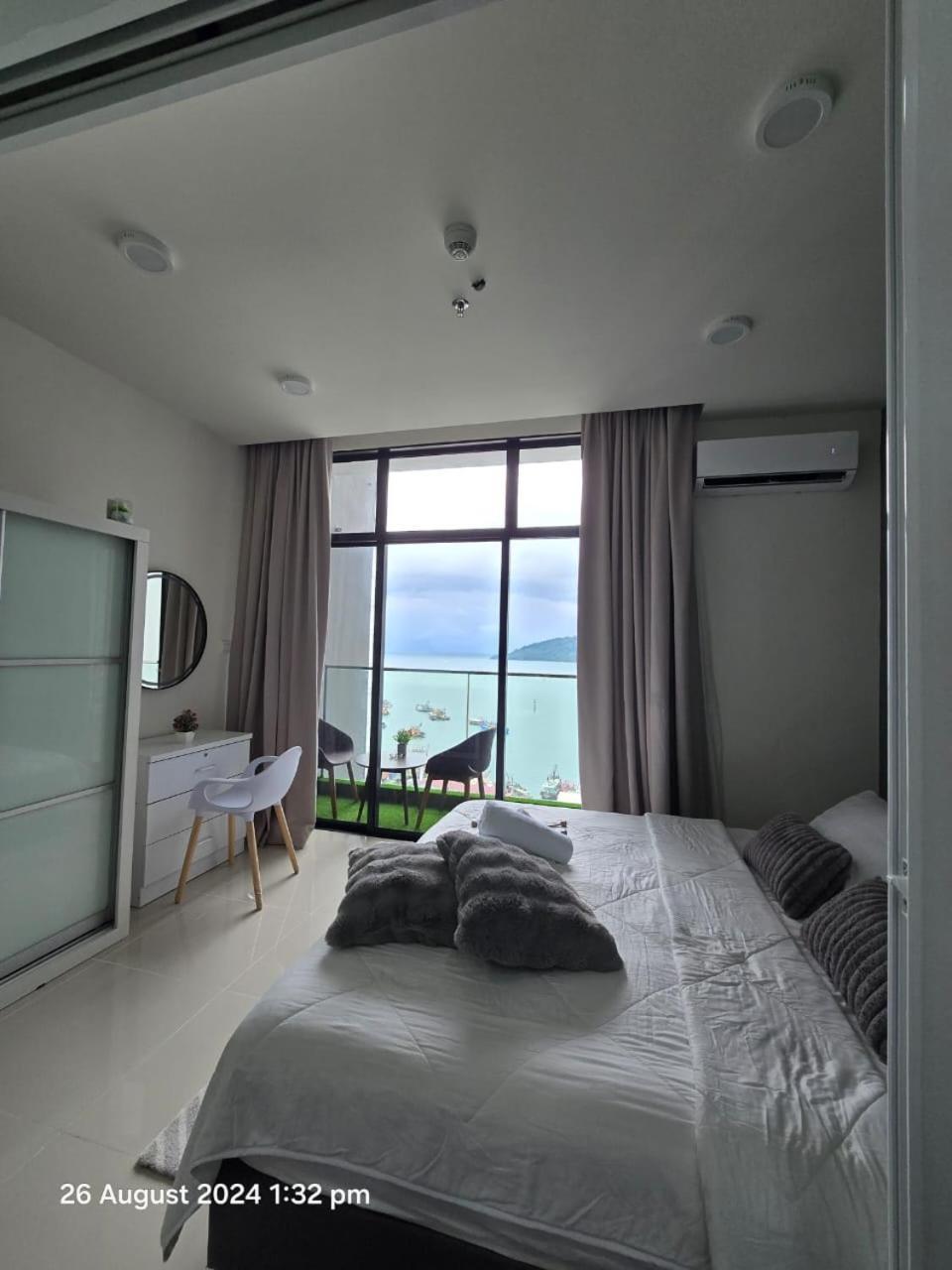 The Shore Seaview Center Apartment *